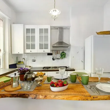 Lo Scoglio Apartment *